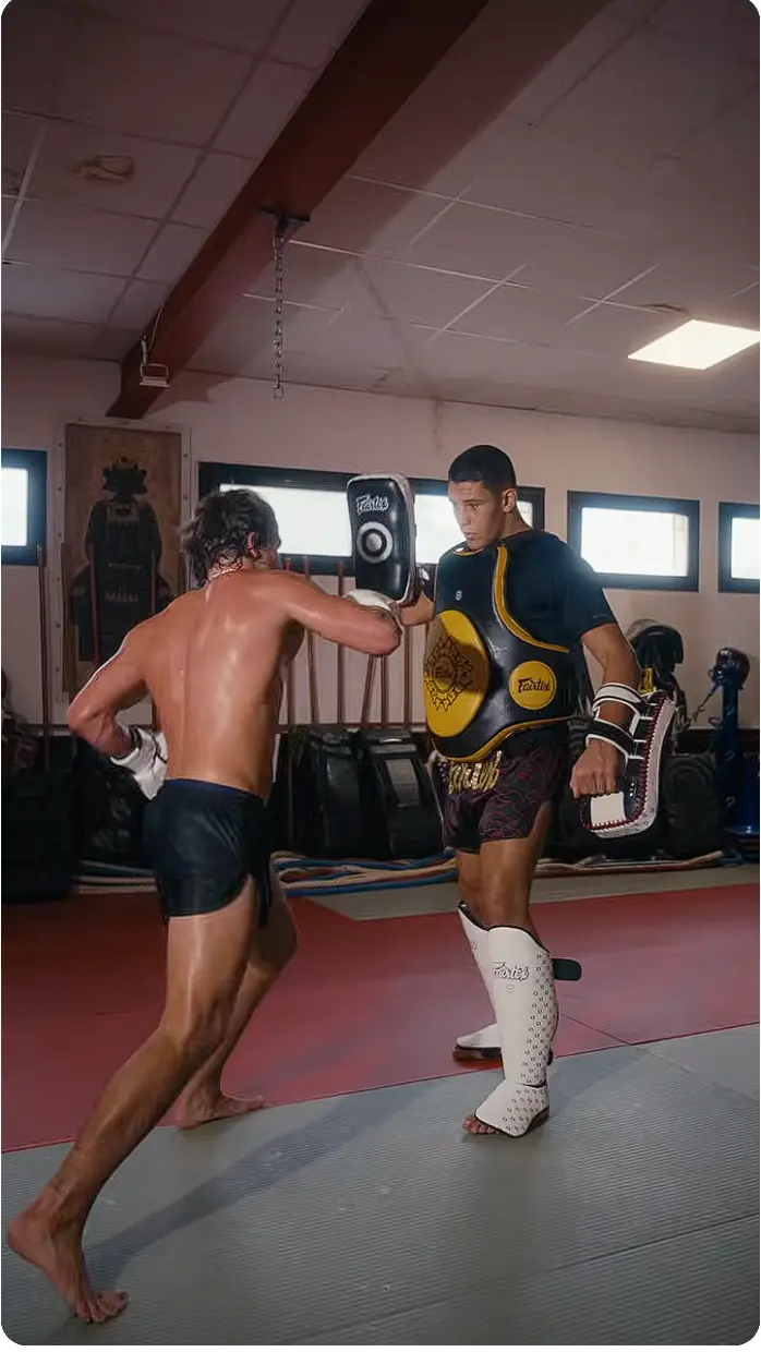 Coaching sportif en boxe à Marseille et Aix-en-Provence avec Elies Abdelali, kick-boxeur pro.