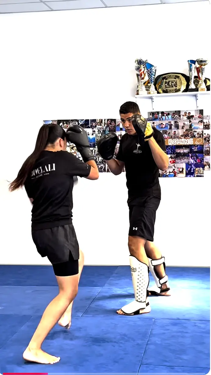 Coaching sportif en boxe à Marseille et Aix-en-Provence avec Elies Abdelali, kick-boxeur pro.